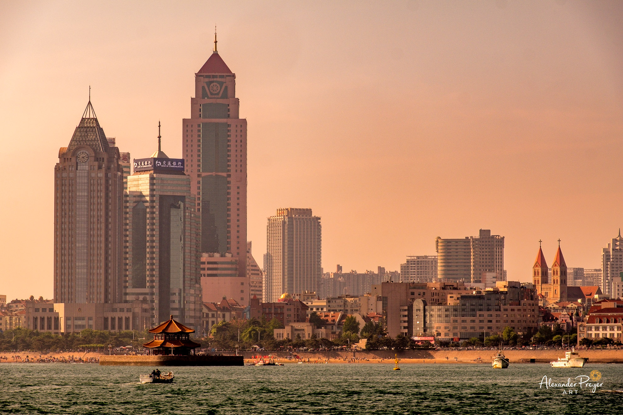 Qingdao Skyline bei Sonnenuntergang