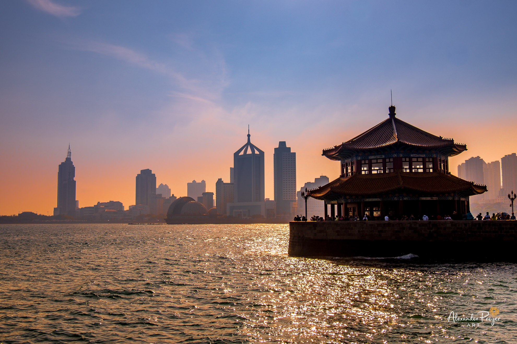 Qingdao Pagode mit Skyline